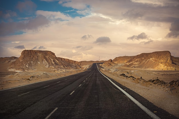 La route qui traverse le désert noir et blanc à Bahariya Egypte