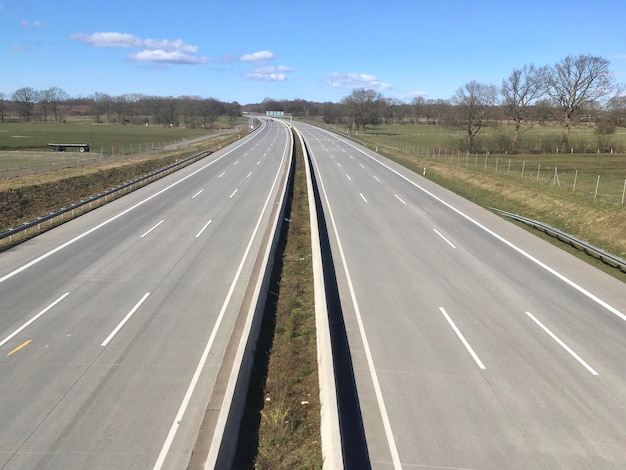 Photo une route qui traverse le paysage contre le ciel