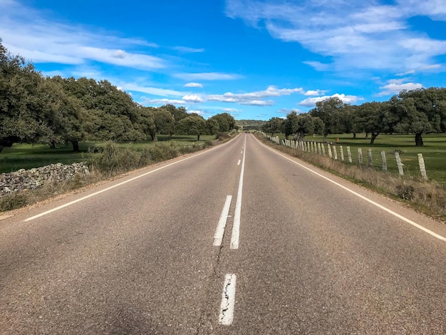 Photo une route qui traverse le paysage contre le ciel