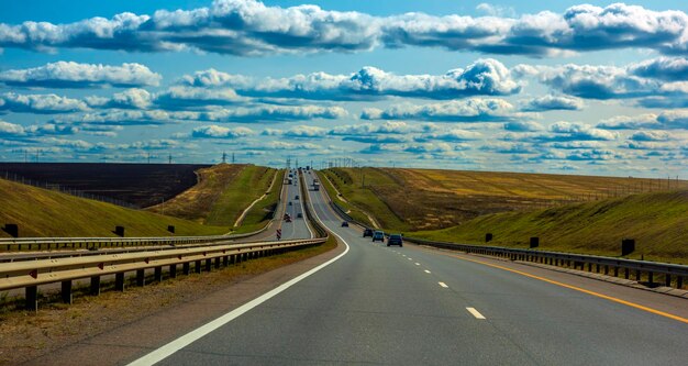 Photo une route qui traverse le paysage contre le ciel