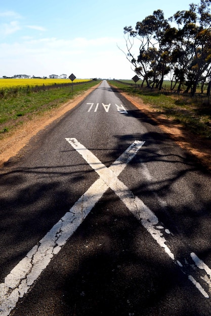 Photo route qui traverse le paysage