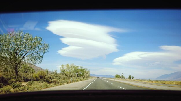 Une route qui traverse le paysage