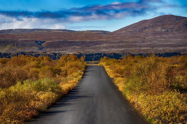 Photo route qui traverse le paysage