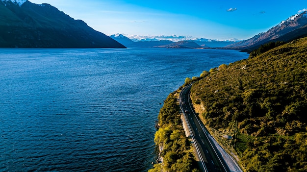 Photo une route qui a une voiture dessus