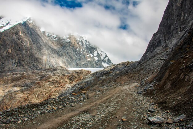 Route de Raura enneigée à Oyon Pérou Un pic enneigé