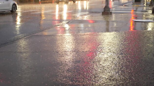 Route de réflexion des lumières par temps de pluie gouttes de pluie asphalte humide de la rue de la ville