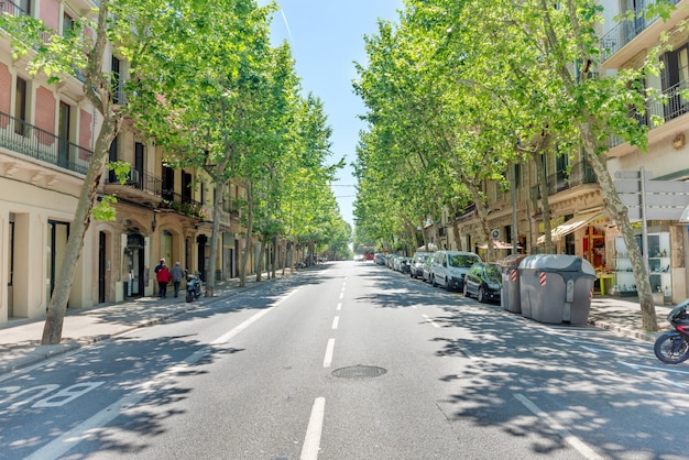 Photo route sur la rue de la ville. paysage urbain avec circulation urbaine à barcelone, espagne