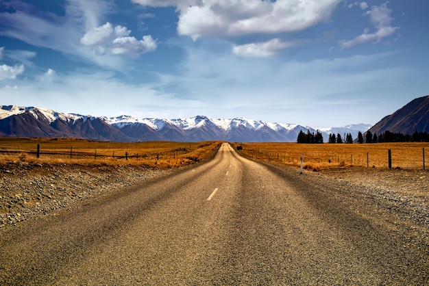 Route rurale de gravier vers les montagnes