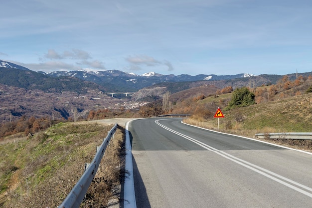 Route rurale pittoresque dans les montagnes par une journée d'hiver ensoleillée Grèce