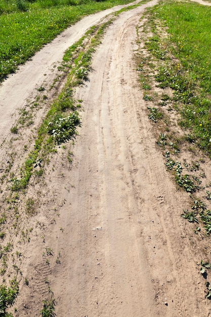 Route de sable sans asphalte en pleine campagne.