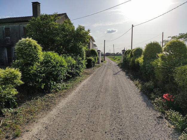 Route sale de campagne pendant l'heure du coucher du soleil en Italie