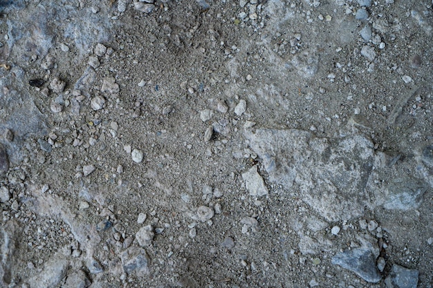 Route sèche avec du sable de terre et des cailloux de petites pierres