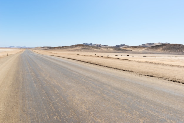 Route de sel traversant le désert du Namib, meilleure destination de voyage en Namibie, Afrique.