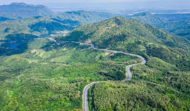 Route de serpent autoroute n ° 12 reliant la ville sur le sommet de la montagne verte en Thaïlande