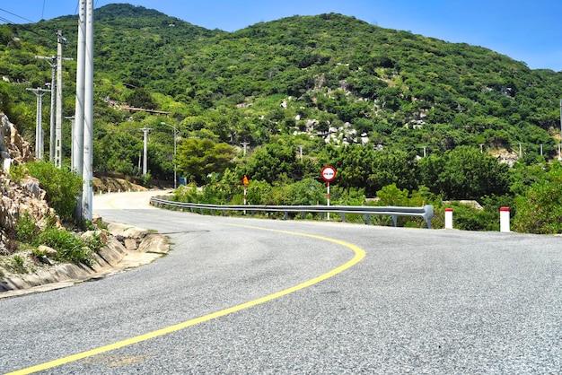 Une route serpentine de montagne au Vietnam