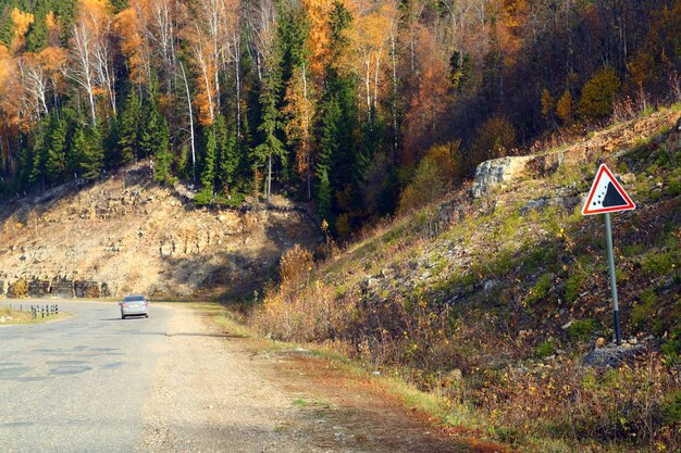 Route avec signe dans les montagnes