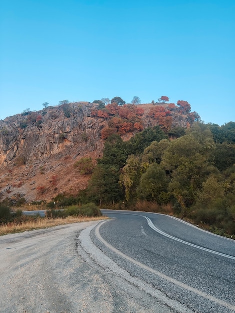 Route sinueuse dans l'espace de copie des montagnes