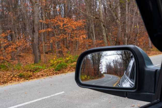 Route sinueuse dans la forêt de montagne d'automne