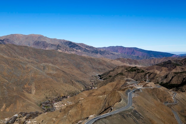 Route sinueuse dans les montagnes du Haut Atlas au Maroc