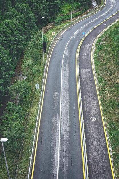 Route sinueuse dans la vue de dessus des montagnes