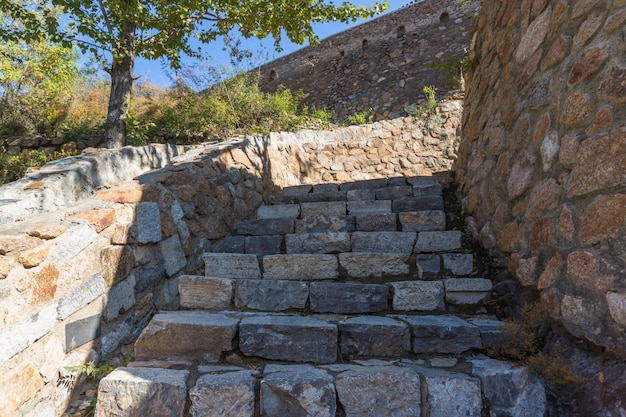 La route sinueuse menant à la montagne; incurvé