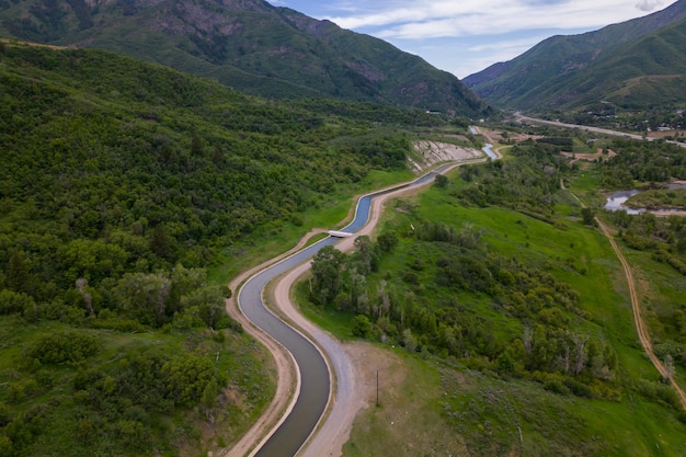 Route sinueuse à travers les montagnes