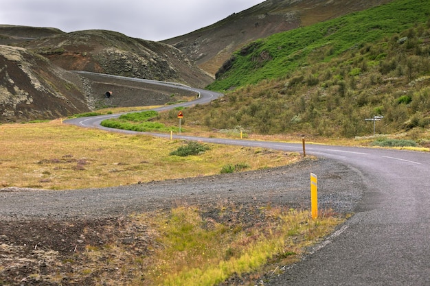 Route sinueuse à travers le paysage volcanique de l'Islande