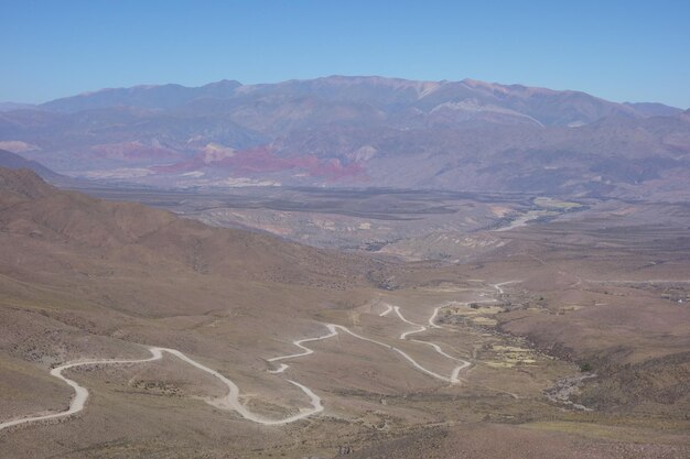 Route sinueuse vers la colline des quatorze couleurs ou le cierro 14 colores situé à Humahuaca au nord de la montagne arc-en-ciel argentine