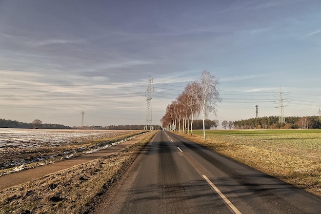 Route avec surface asphaltée en campagne