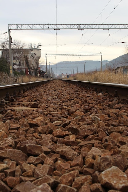 Une route avec un tas de pierres