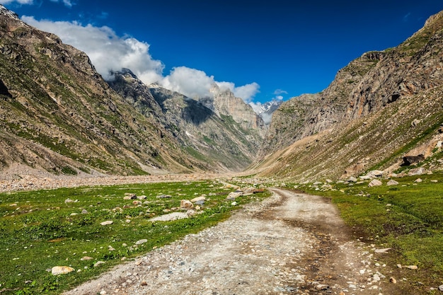 Photo une route de terre dans l'himalaya