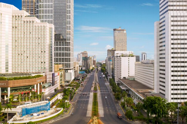 Une route tranquille avec des gratte-ciel dans le centre-ville de Jakarta