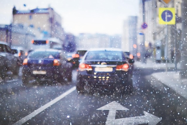 route de transport de neige ville / paysage dans une ville nocturne en hiver, voitures sur la route dans les embouteillages par temps froid, neige