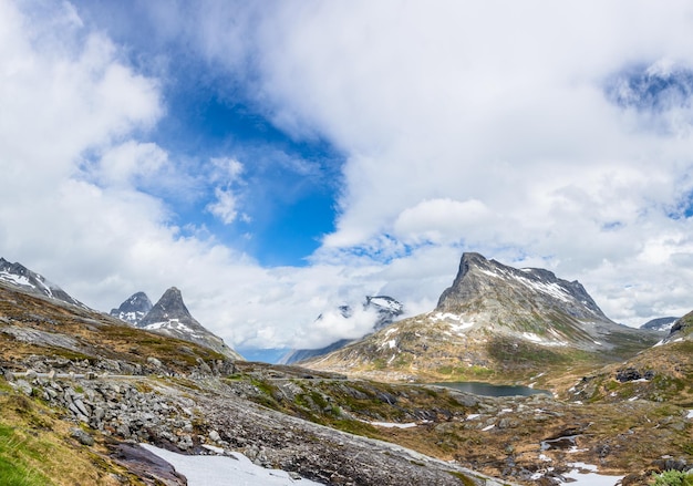 Route à travers le passage de montagne au chemin de trolles descendre Trollstigen Rauma municipalité comté de More og Romsdal Norvège