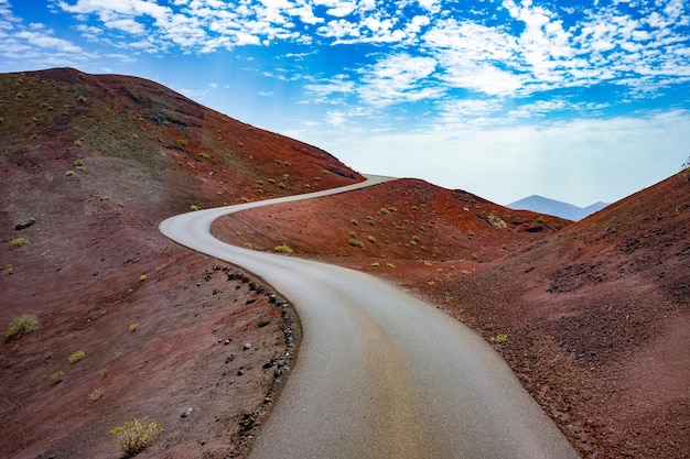 Route à travers le paysage pittoresque du parc naturel de Timanfaya à Lanzarote, île des Canaries.