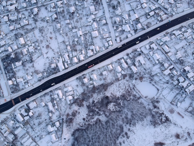 Route à travers le village en hiver. Vue d'en-haut.