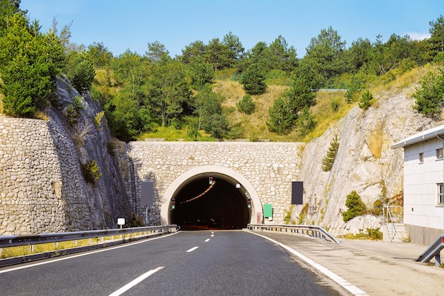 Route avec le tunnel souterrain en Slovénie.