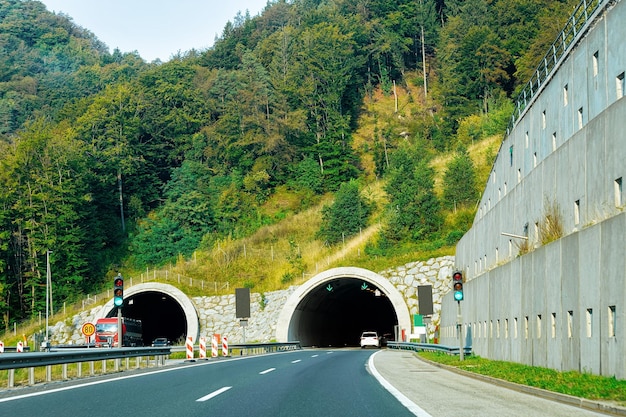 Route avec le tunnel souterrain en Slovénie.