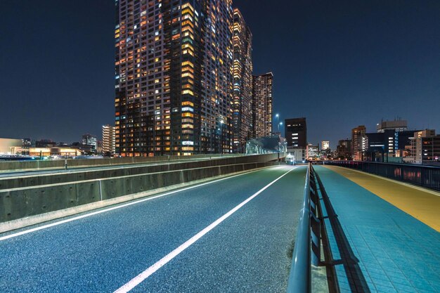 Photo route urbaine dans le pont harumi et le quai toyosu à tokyo la nuit