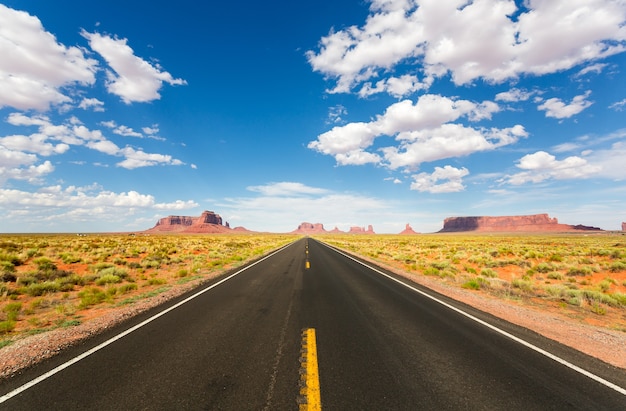 Route de la vallée du monument allant à l'horizon