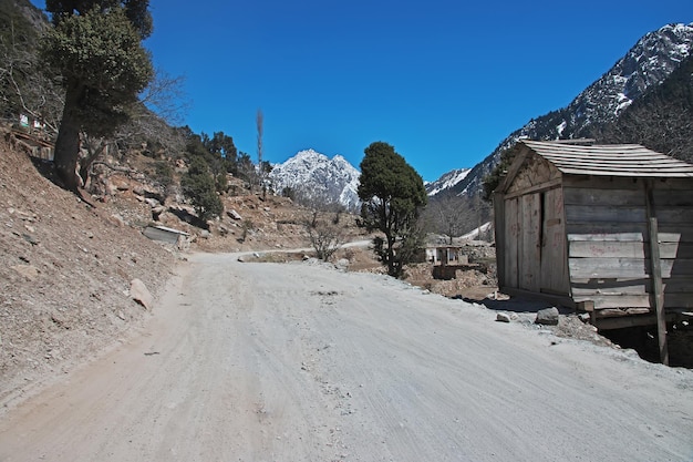 La route de la vallée de Kalam dans l'Himalaya au Pakistan