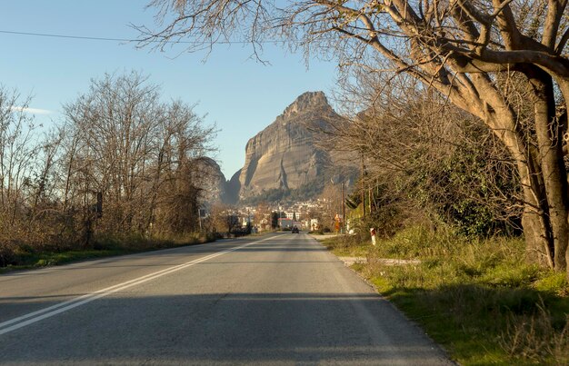 Route vers la célèbre ville de Kalabaka préfecture de Trikala Grèce gros plan