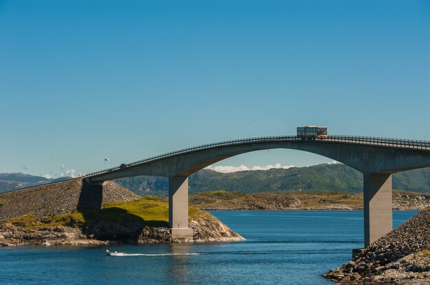 Route vers le ciel - vue sur Atlantic Road, Norvège.