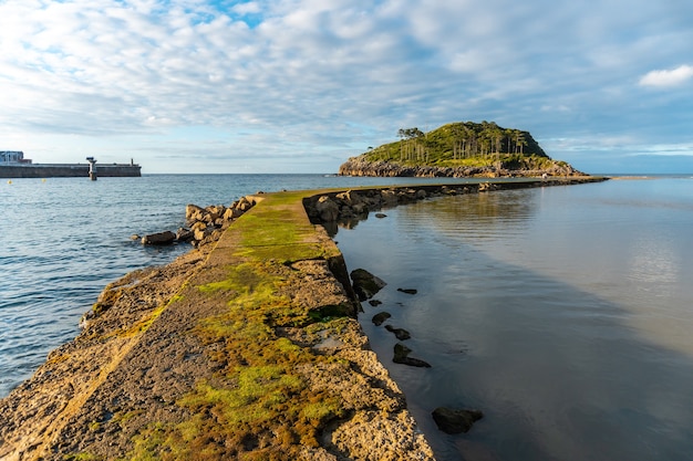 En route vers l'île de San Nicolas à marée basse depuis la plage d'Isuntza à Lekeitio, Pays Basque