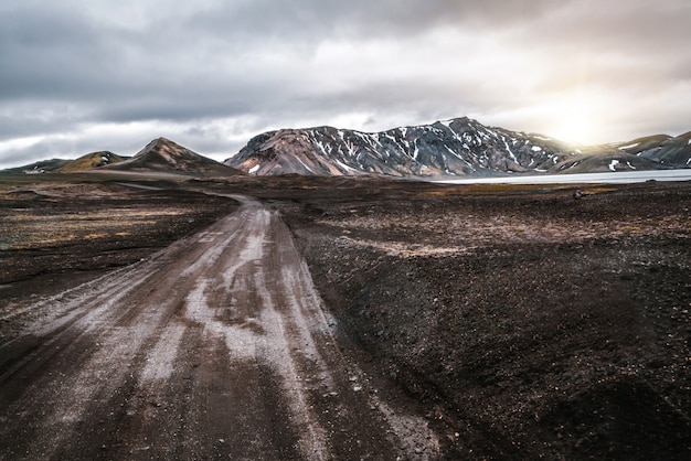 Photo route vers landmanalaugar sur les hauts plateaux d'islande.