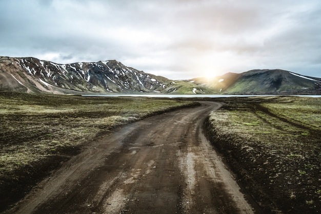 Photo route vers landmanalaugar sur les hauts plateaux d'islande.