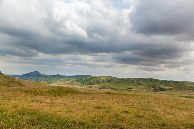 Route vers le monastère David Garedji en Géorgie région de Kakheti