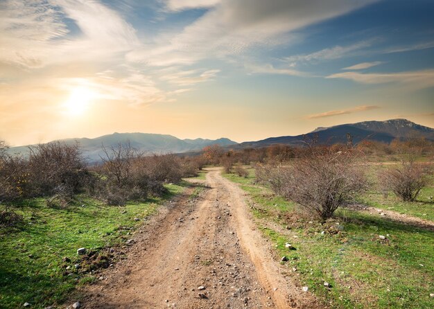 Route vers les montagnes par une claire soirée d'automne