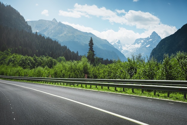 Route vers les montagnes. Paysage d'été.