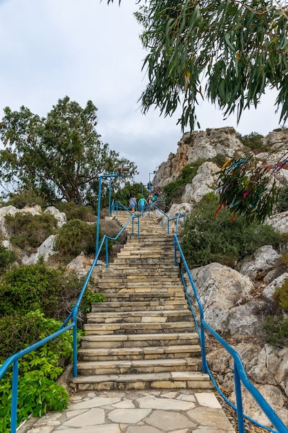 La route vers le sommet de l'église de Protaras, Chypre. Église du prophète Élie.